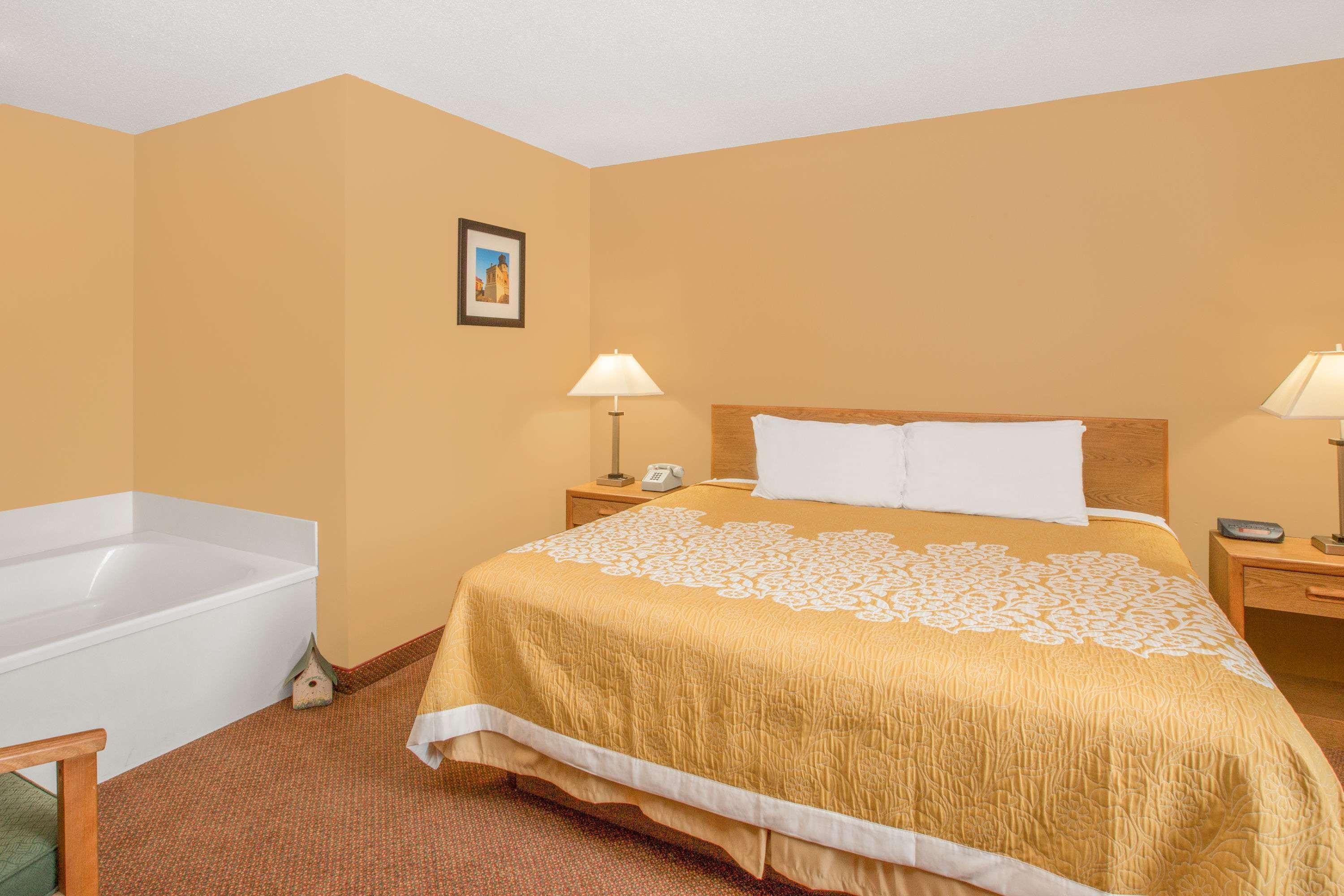 Days Inn By Wyndham Worthington Екстер'єр фото