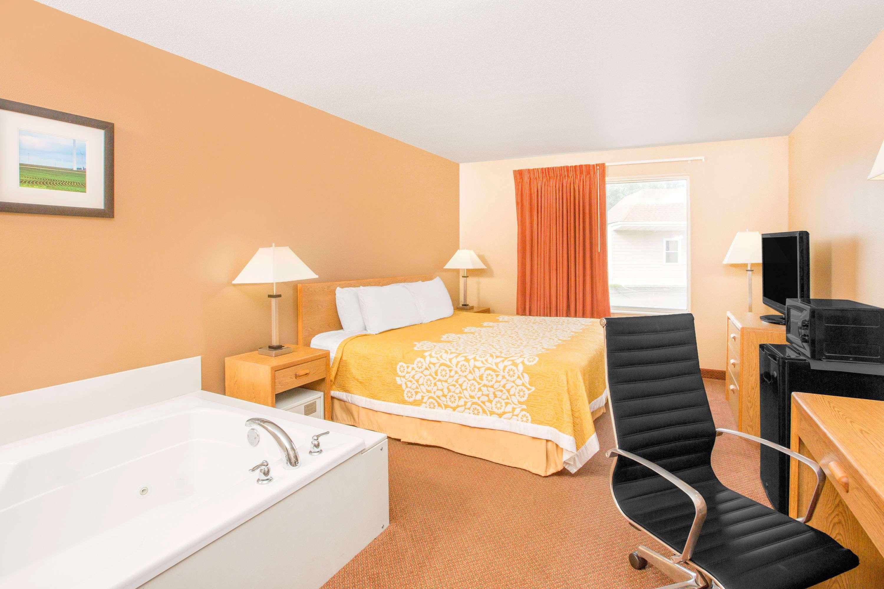 Days Inn By Wyndham Worthington Екстер'єр фото