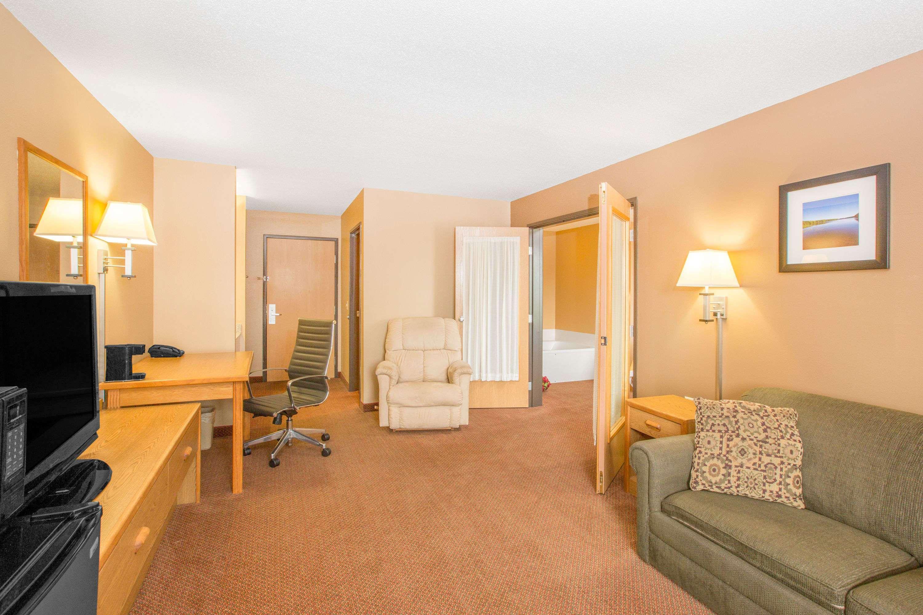 Days Inn By Wyndham Worthington Екстер'єр фото