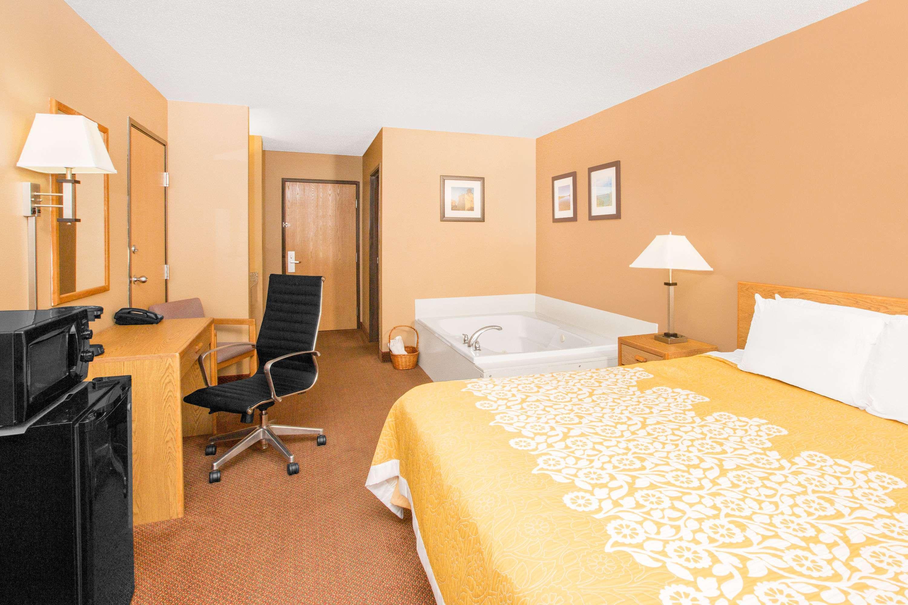 Days Inn By Wyndham Worthington Екстер'єр фото